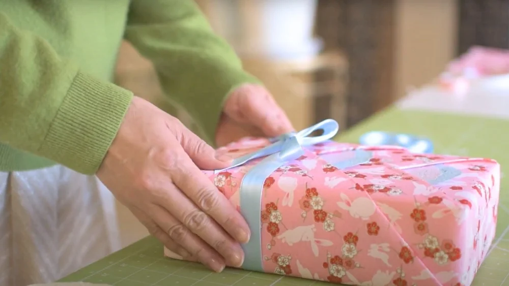 How to Wrap a Gift Without Box
