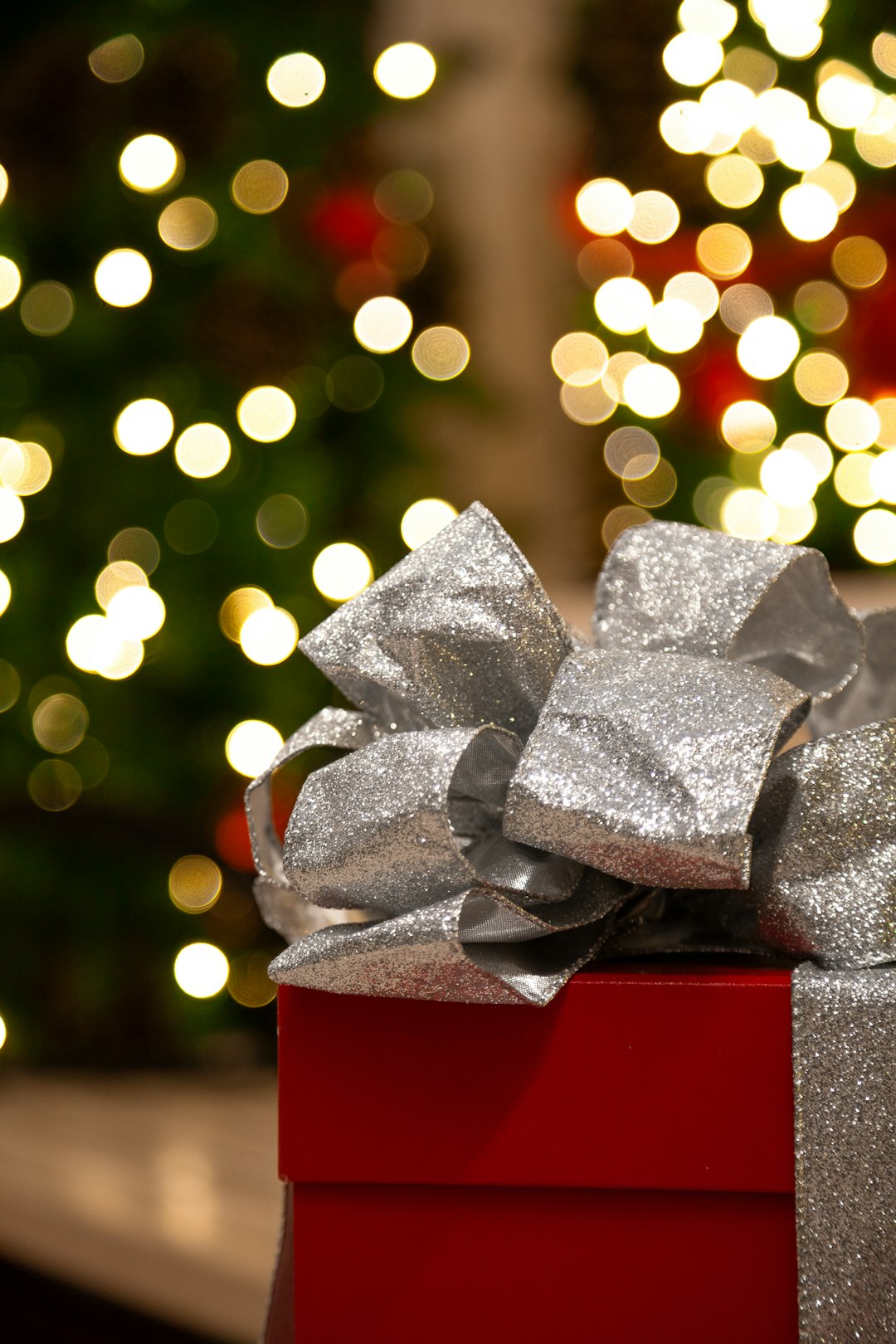 How Much Do People Spend on Christmas Gifts: Unveiled
