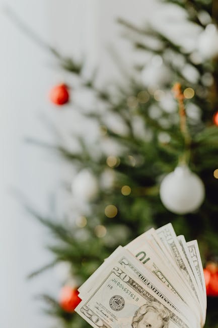 How Much to Spend on Christmas Gifts Per Person: Smart Budget Tips