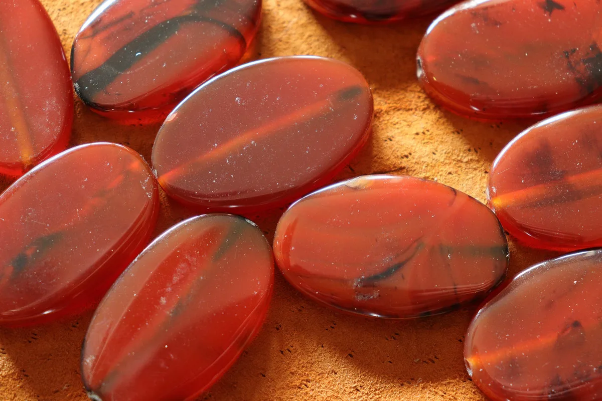 fake carnelian vs real carnelian dyed agate banding test